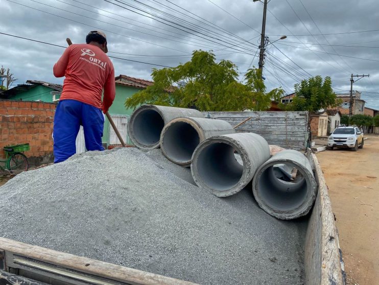 Prefeitura de Eunápolis inicia recuperação da rede de drenagem de rua do bairro Rosa Neto 16