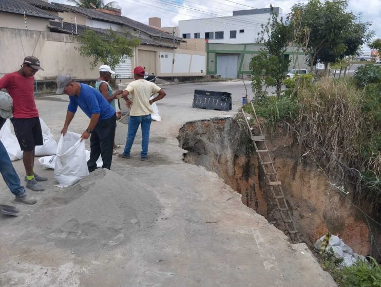 Prefeitura de Eunápolis inicia recuperação da rede de drenagem de rua do bairro Rosa Neto 10