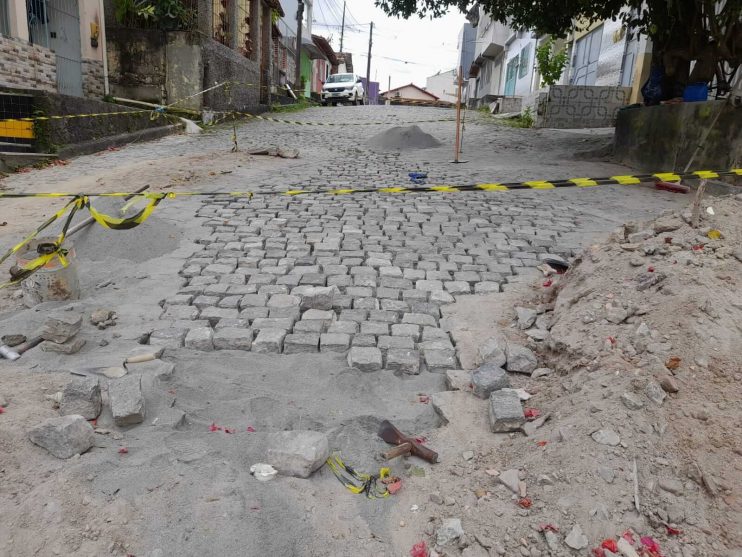 Prefeitura de Eunápolis inicia recuperação da rede de drenagem de rua do bairro Rosa Neto 9
