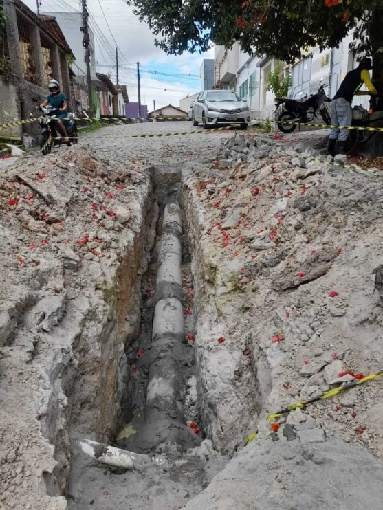 Prefeitura de Eunápolis inicia recuperação da rede de drenagem de rua do bairro Rosa Neto 12