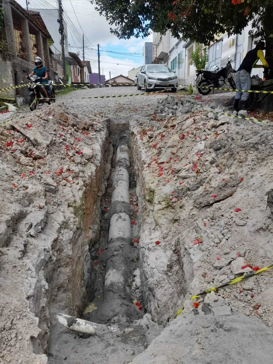 Prefeitura de Eunápolis inicia recuperação da rede de drenagem de rua do bairro Rosa Neto 7