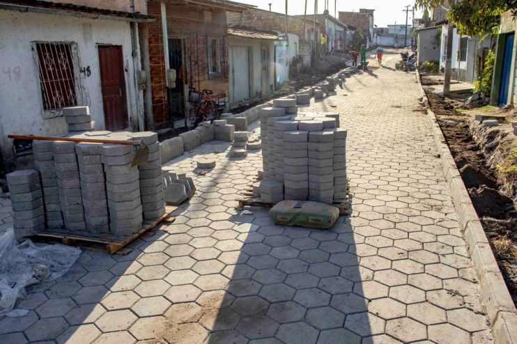 Prefeito Jânio Natal vistoria obras de pavimentação no bairro Paraguai 27