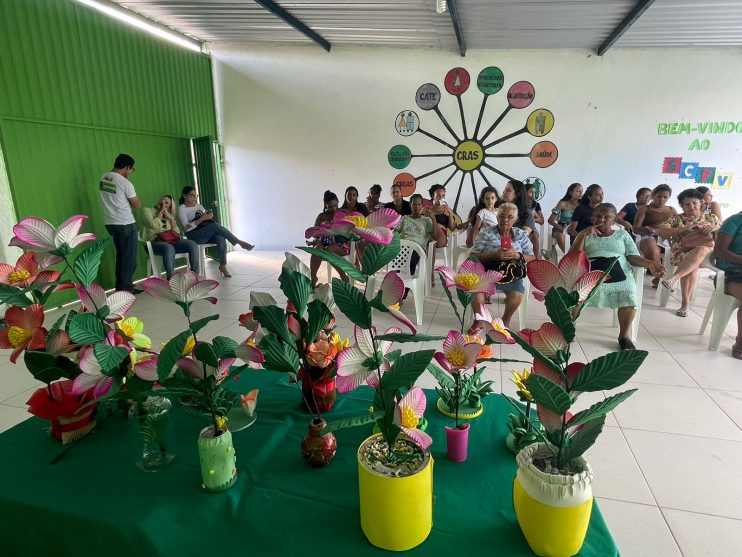 Prefeitura de Eunápolis entrega certificados para participantes de curso de fabricação de flores artesanais 18