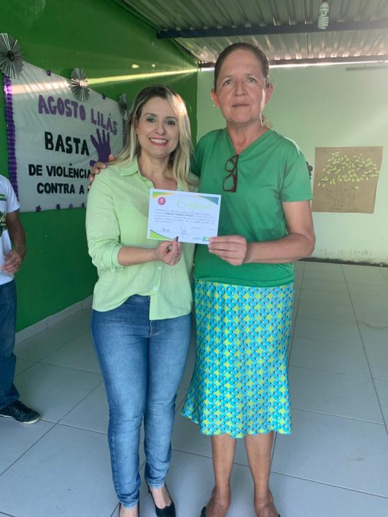 Prefeitura de Eunápolis entrega certificados para participantes de curso de fabricação de flores artesanais 19