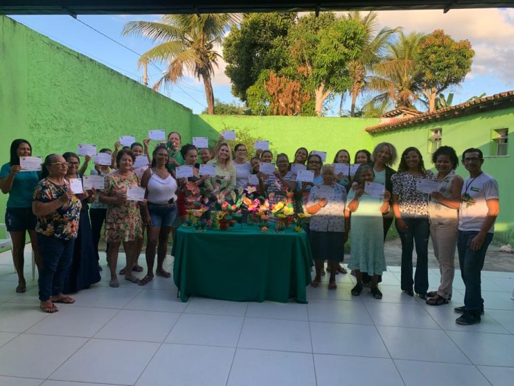 Prefeitura de Eunápolis entrega certificados para participantes de curso de fabricação de flores artesanais 15