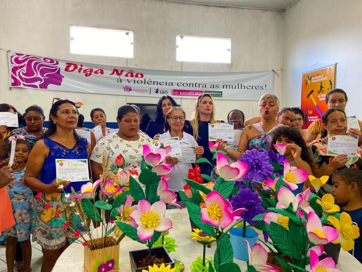 Prefeitura de Eunápolis entrega certificados para participantes de curso de fabricação de flores artesanais 11
