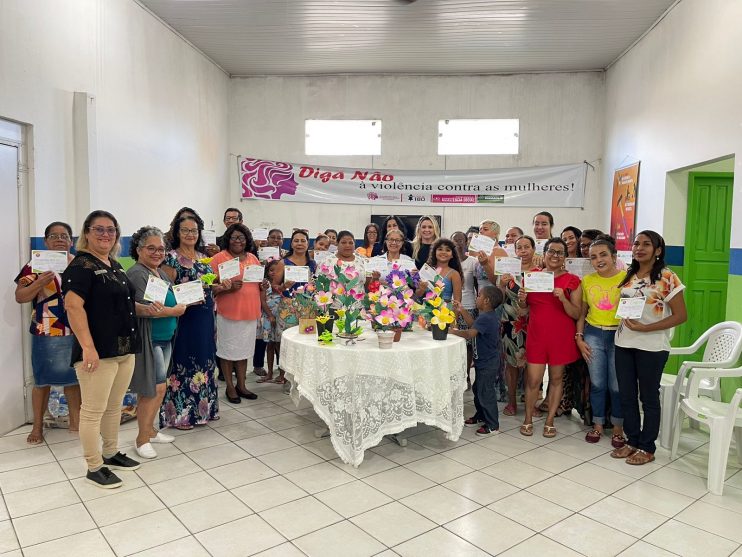 Prefeitura de Eunápolis entrega certificados para participantes de curso de fabricação de flores artesanais 11