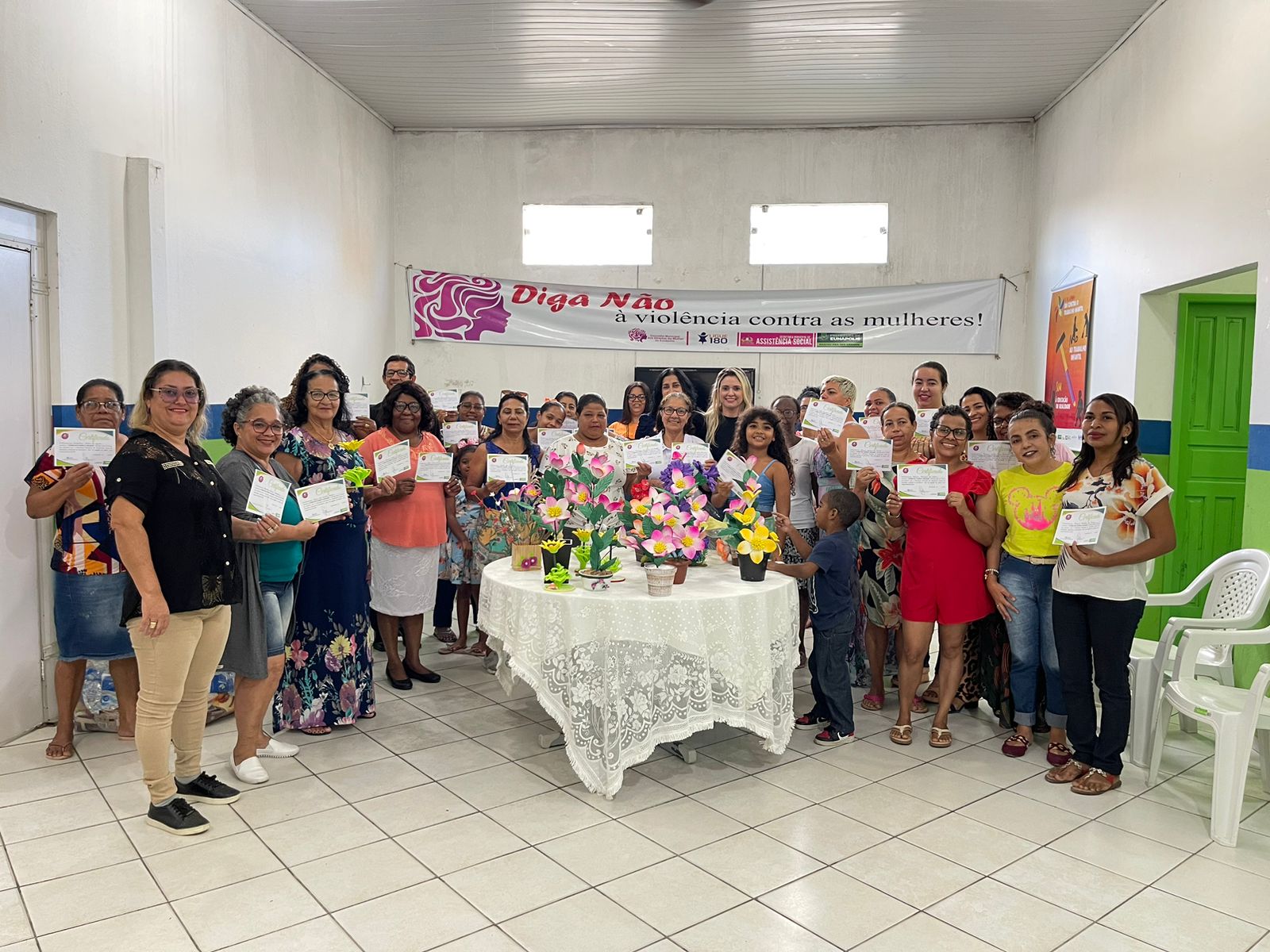 Prefeitura de Eunápolis entrega certificados para participantes de curso de fabricação de flores artesanais 12