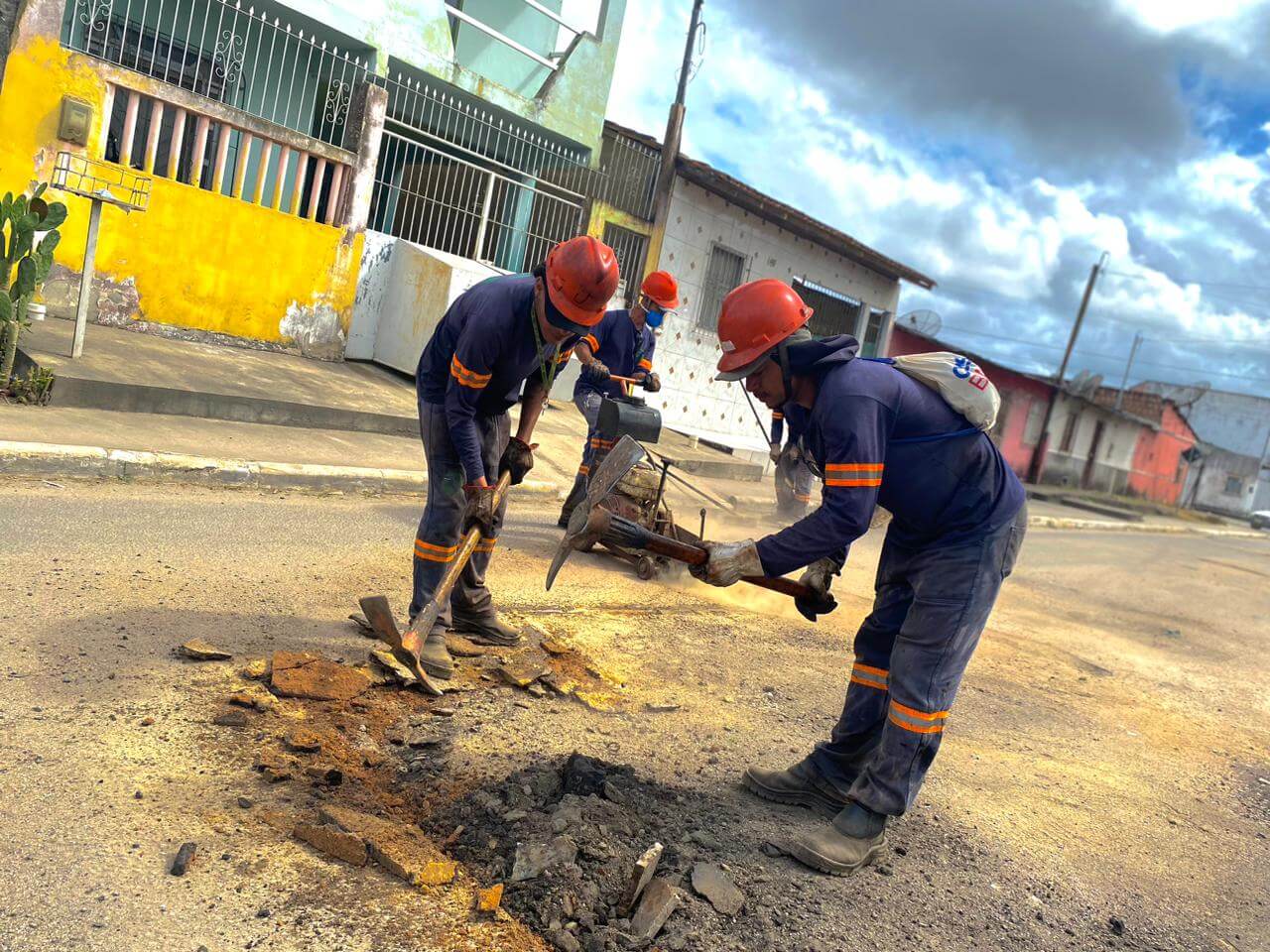 Megaoperação Tapa-buracos chega ao Pequi para melhorar mobilidade urbana do bairro mais populoso de Eunápolis 6