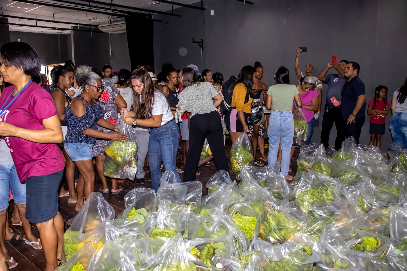 Prefeitura distribuiu cerca de 18 toneladas de alimentos para famílias carentes através do PAA 27