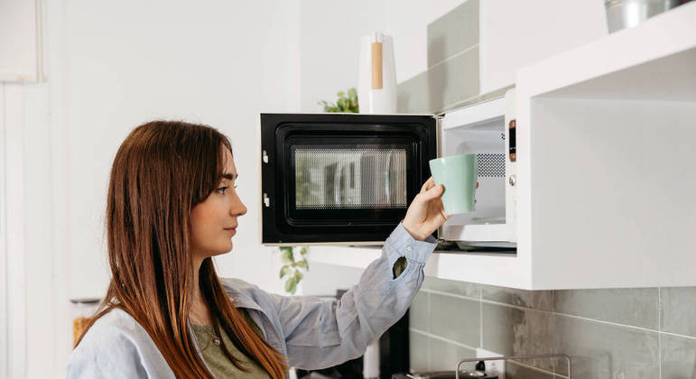 Por que não devemos aquecer comida do bebê em plásticos no micro-ondas 2