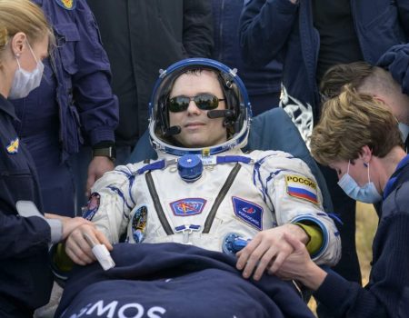 Astronauta retorna à Terra com recorde de 371 dias no espaço 6