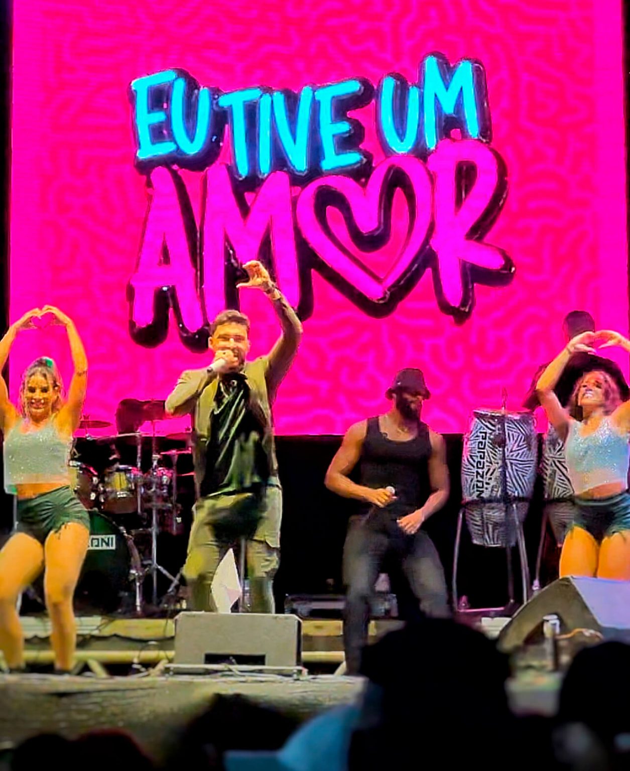 Foliões vão ao delírio com show de Papazoni em Souto Soares ao som do hit "Eu Tive Um Amor" 4