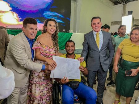 Prefeita Cordélia Torres conduz grandioso evento com a maior entrega de títulos da REURB-S da Bahia 11