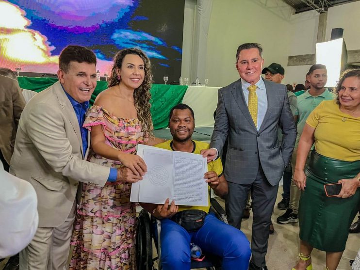 Prefeita Cordélia Torres conduz grandioso evento com a maior entrega de títulos da REURB-S da Bahia 12