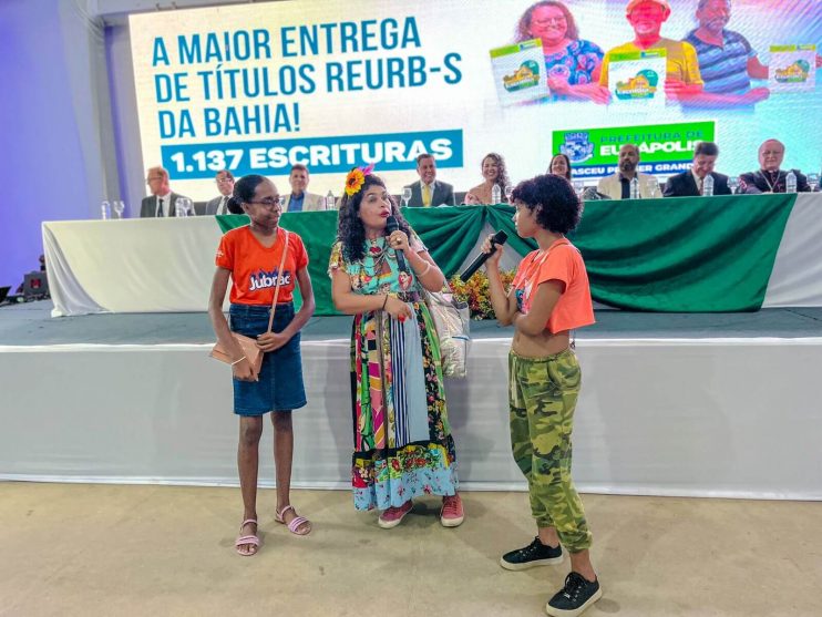 Prefeita Cordélia Torres conduz grandioso evento com a maior entrega de títulos da REURB-S da Bahia 15