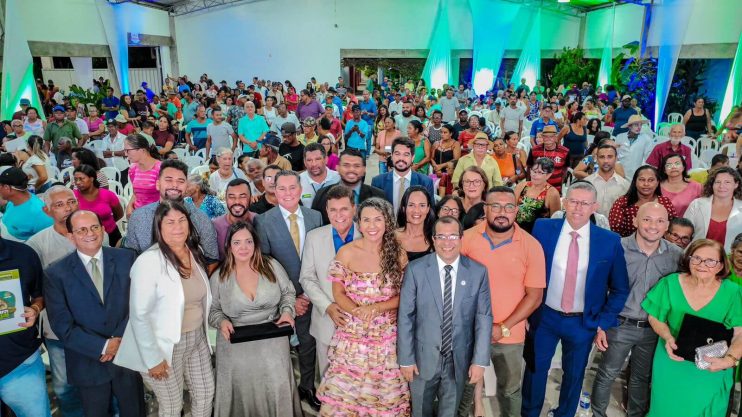 Prefeita Cordélia Torres conduz grandioso evento com a maior entrega de títulos da REURB-S da Bahia 16