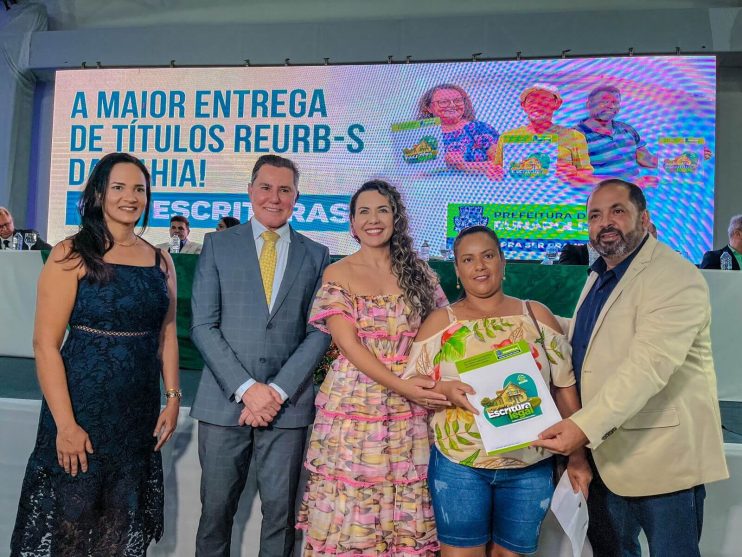 Prefeita Cordélia Torres conduz grandioso evento com a maior entrega de títulos da REURB-S da Bahia 17