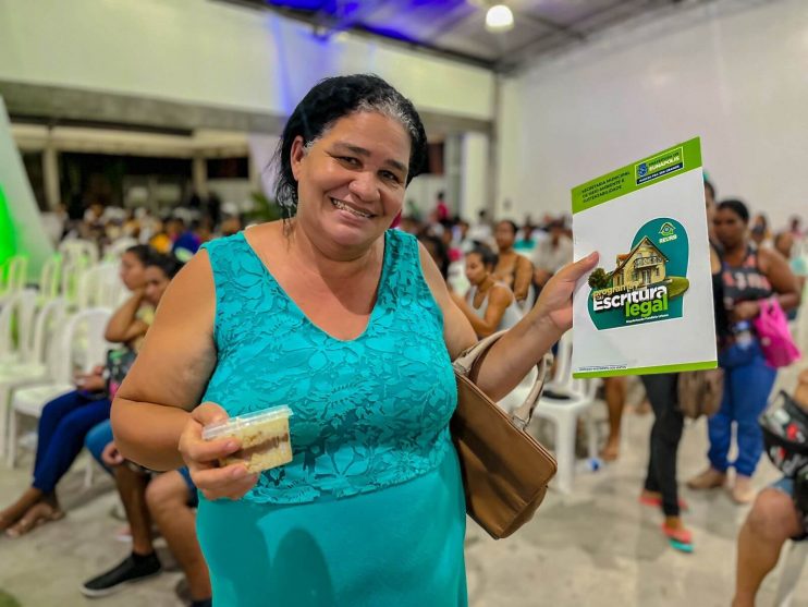 Prefeita Cordélia Torres conduz grandioso evento com a maior entrega de títulos da REURB-S da Bahia 20