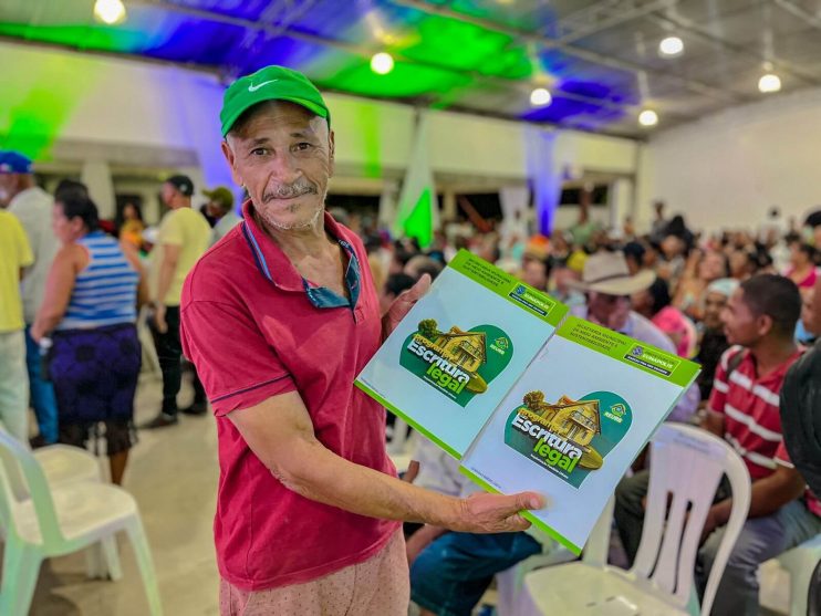 Prefeita Cordélia Torres conduz grandioso evento com a maior entrega de títulos da REURB-S da Bahia 24