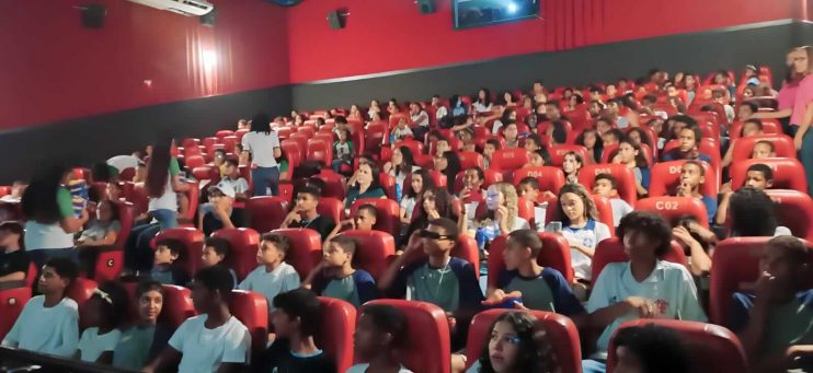 Prefeitura de Eunápolis dá continuidade a projeto inédito e leva 300 estudantes da zona rural ao cinema 10