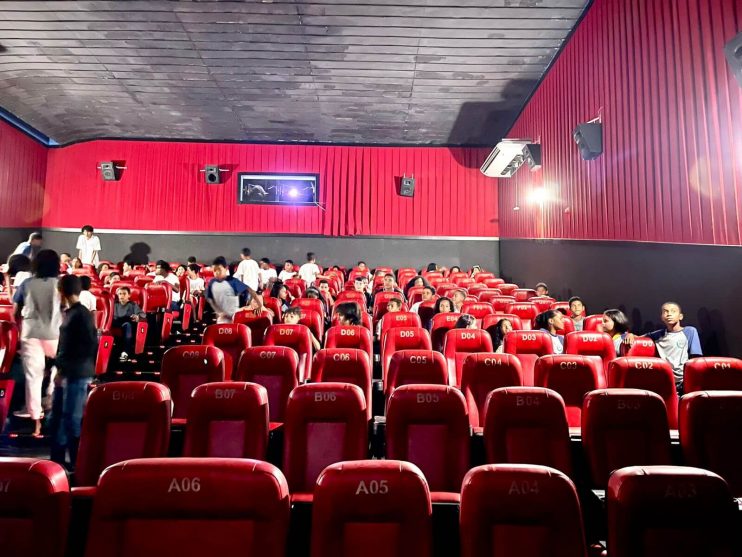 Prefeitura de Eunápolis dá continuidade a projeto inédito e leva 300 estudantes da zona rural ao cinema 12