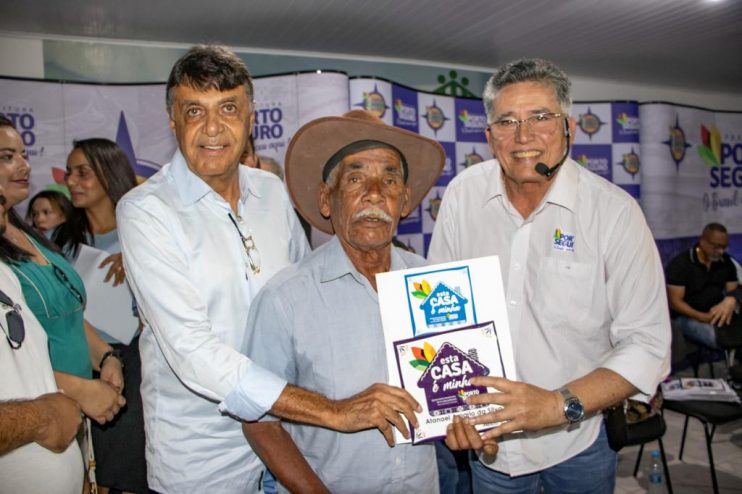 Mais de 300 famílias do Vila Vitória recebem o documento de propriedade 15