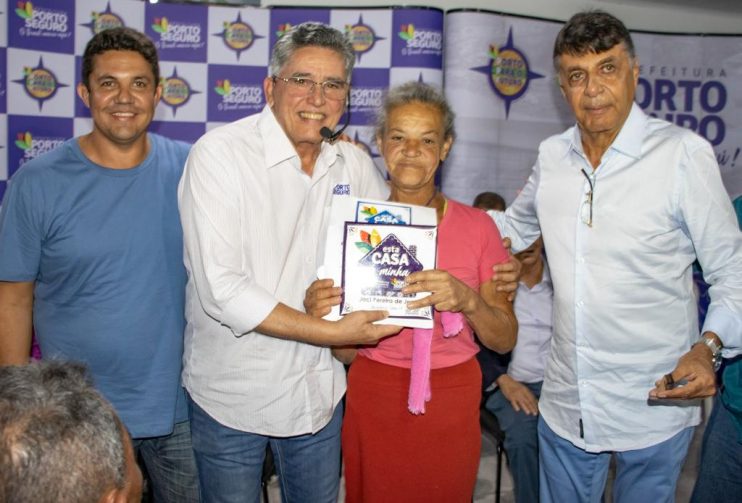 Mais de 300 famílias do Vila Vitória recebem o documento de propriedade 14