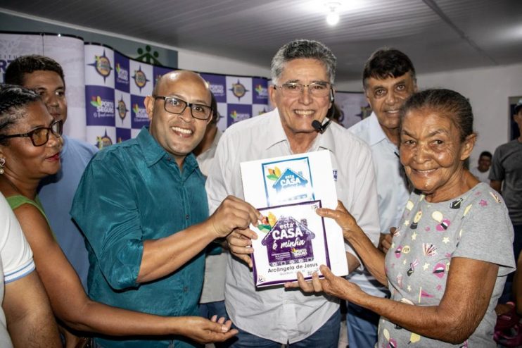 Mais de 300 famílias do Vila Vitória recebem o documento de propriedade 16