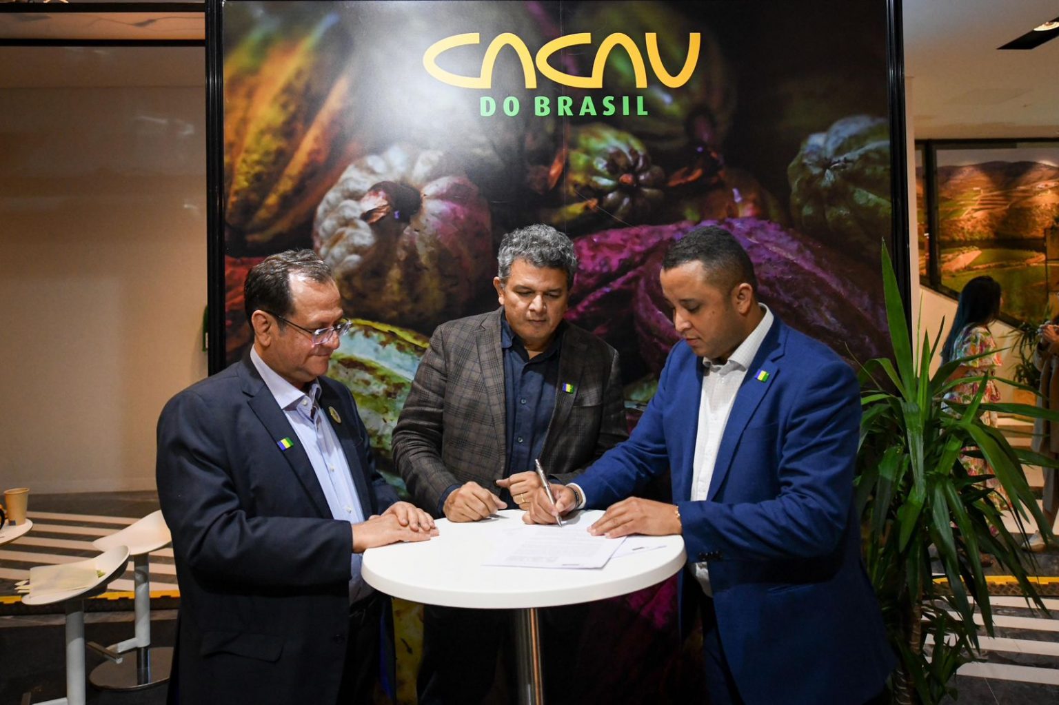 Governo da Bahia assina acordo para a promoção de produtos brasileiros em Portugal Governo da Bahia assina acordo para a promoção de produtos brasileiros em Portugal 5