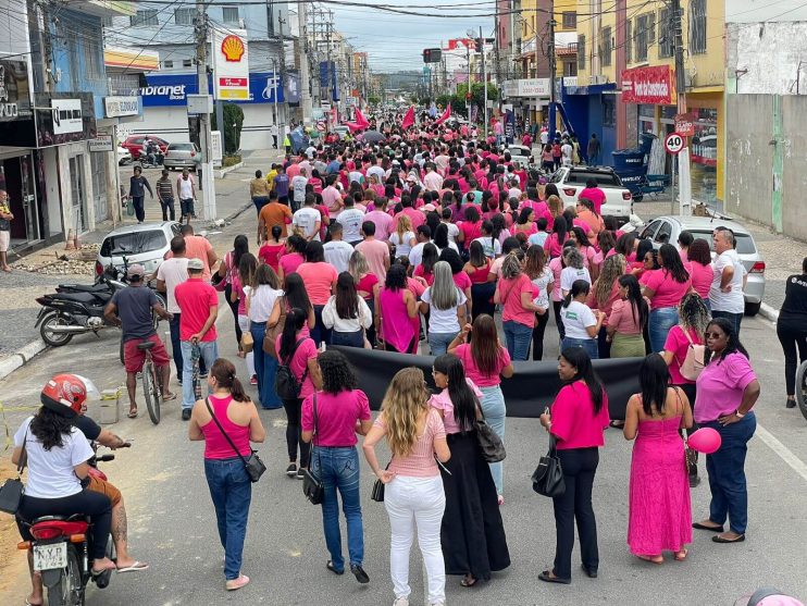 “Caminhada Rosa” reúne multidão para chamar atenção sobre o combate ao câncer em Eunápolis 13
