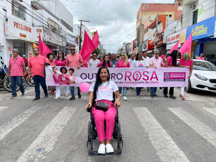 “Caminhada Rosa” reúne multidão para chamar atenção sobre o combate ao câncer em Eunápolis 11