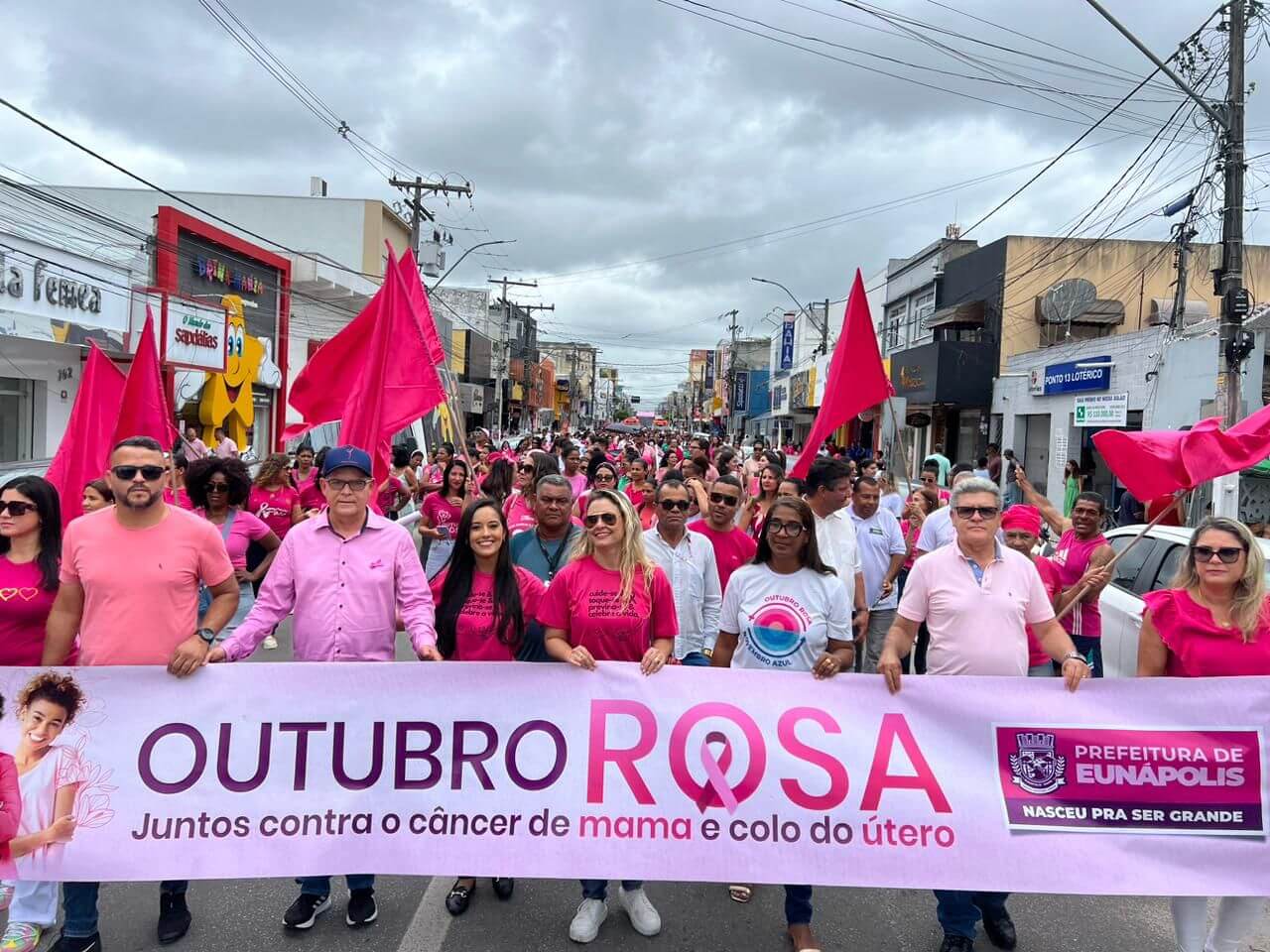 “Caminhada Rosa” reúne multidão para chamar atenção sobre o combate ao câncer em Eunápolis 6
