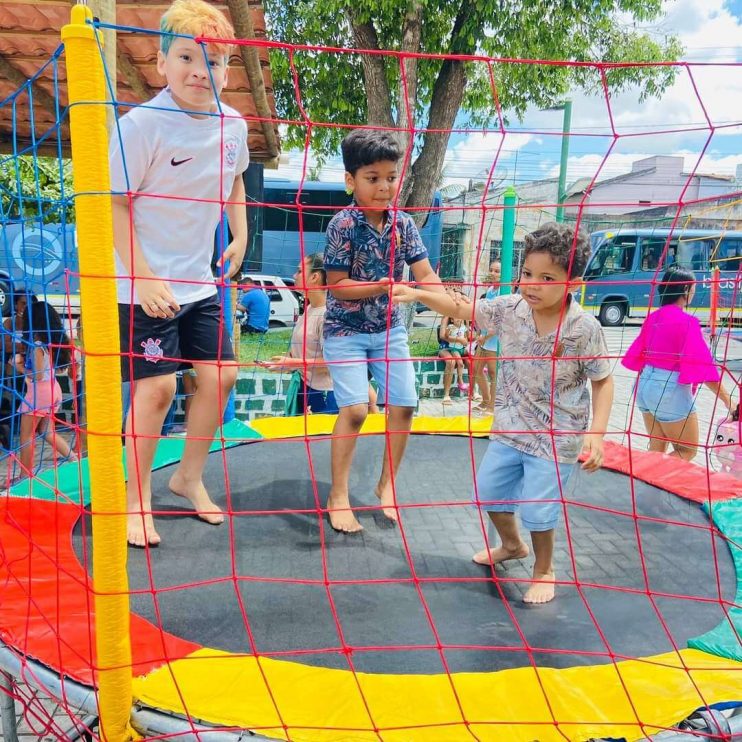 Brincadeiras, distribuição de presentes e muita animação marcam as comemorações pela semana da criança em Itagimirim 17