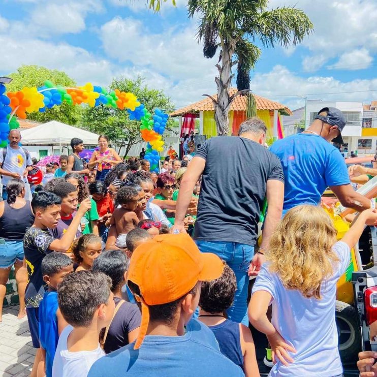 Brincadeiras, distribuição de presentes e muita animação marcam as comemorações pela semana da criança em Itagimirim 21