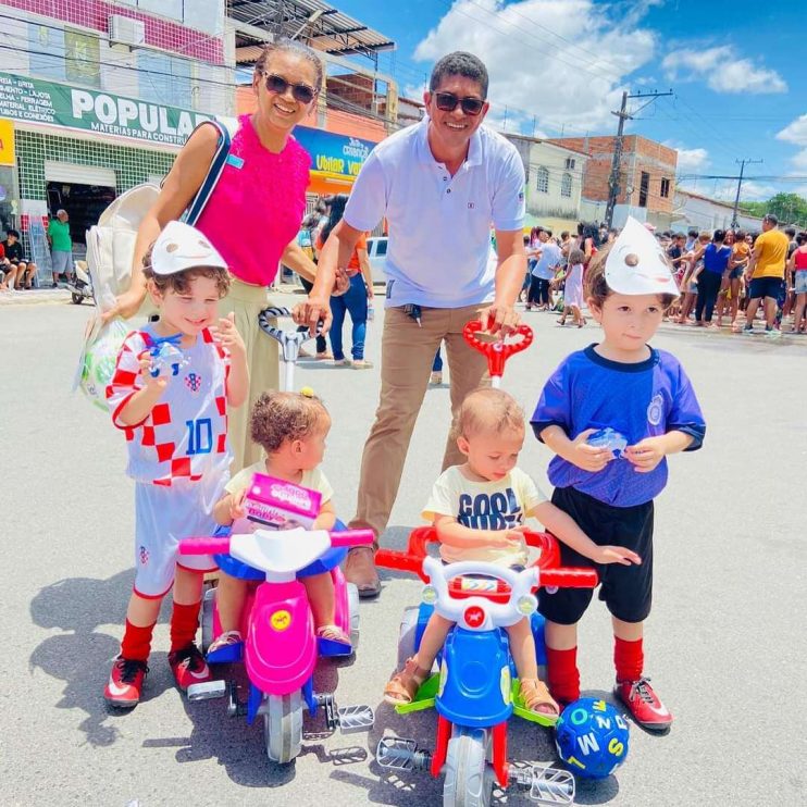 Brincadeiras, distribuição de presentes e muita animação marcam as comemorações pela semana da criança em Itagimirim 22