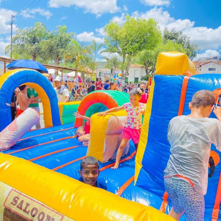 Brincadeiras, distribuição de presentes e muita animação marcam as comemorações pela semana da criança em Itagimirim 24