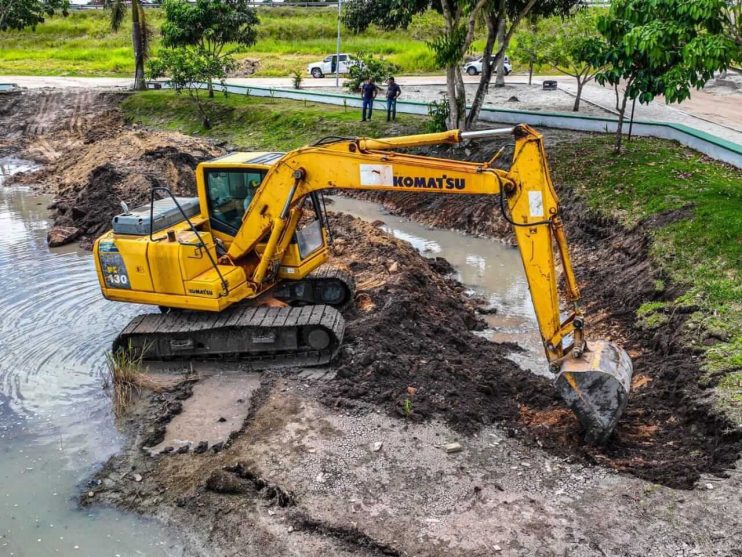 Prevenção de alagamentos na lagoa do Vivendas Costa Azul é acompanhada pela prefeita Cordélia Torres 14