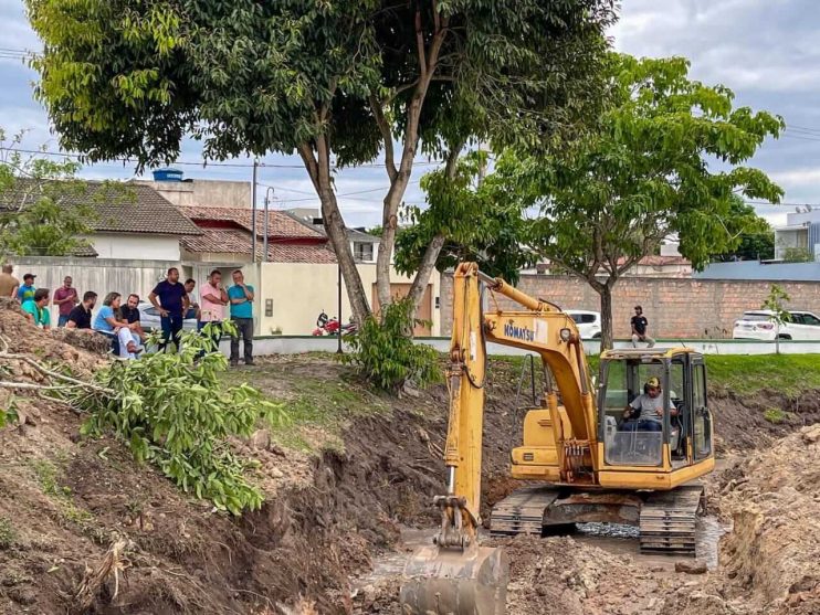 Prevenção de alagamentos na lagoa do Vivendas Costa Azul é acompanhada pela prefeita Cordélia Torres 16