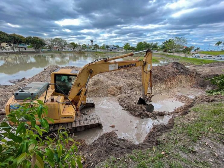 Prevenção de alagamentos na lagoa do Vivendas Costa Azul é acompanhada pela prefeita Cordélia Torres 13
