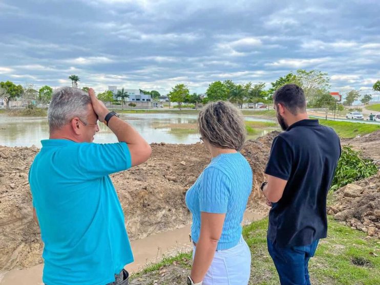 Prevenção de alagamentos na lagoa do Vivendas Costa Azul é acompanhada pela prefeita Cordélia Torres 11