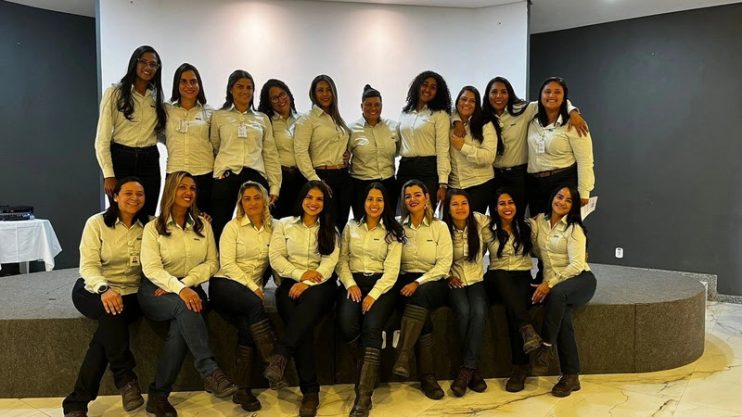 Contratação inédita: Veracel forma e contrata sua primeira turma de operadoras de máquinas florestais 100% feminina Contratação inédita: Veracel forma e contrata sua primeira turma de operadoras de máquinas florestais 100% feminina 4