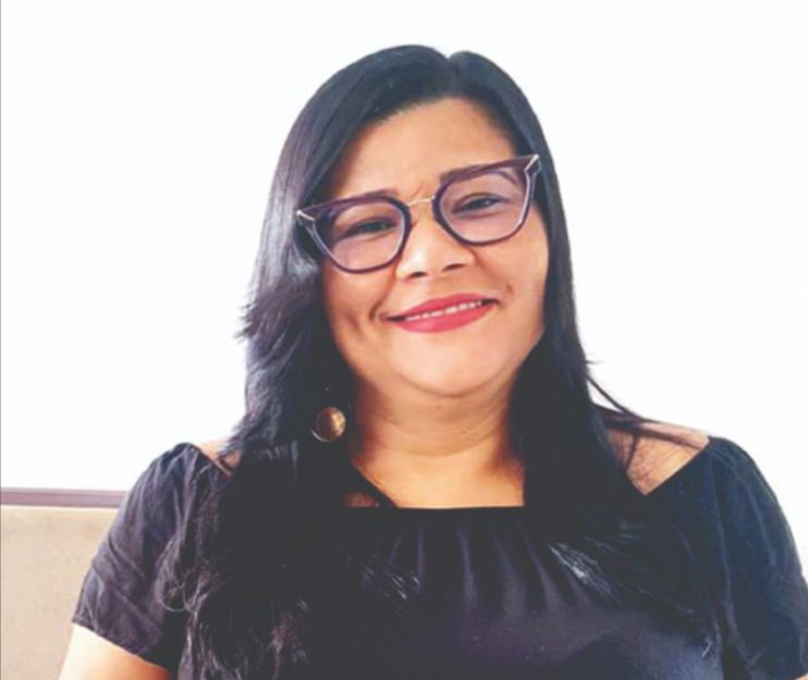 Professora da rede pública de Eunápolis autografa seu primeiro livro no dia 18 de novembro Professora da rede pública de Eunápolis autografa seu primeiro livro no dia 18 de novembro 4