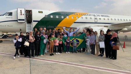 Brasileiros que estavam em Gaza embarcam em avião do governo 10
