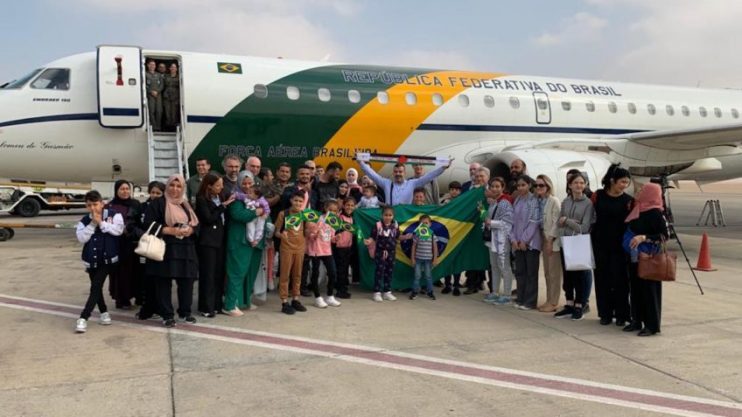 Brasileiros que estavam em Gaza embarcam em avião do governo 4