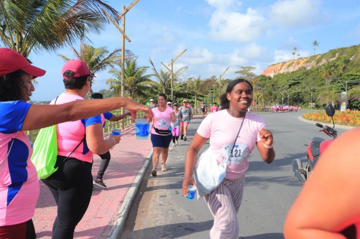 Mais de 500 mulheres participam da 4ª edição do Outubro Rosa da Liga das Corredoras 11