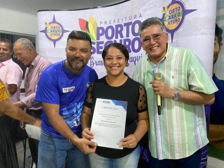 Moradores da Vila Parracho recebem certificados de cursos profissionalizantes 9