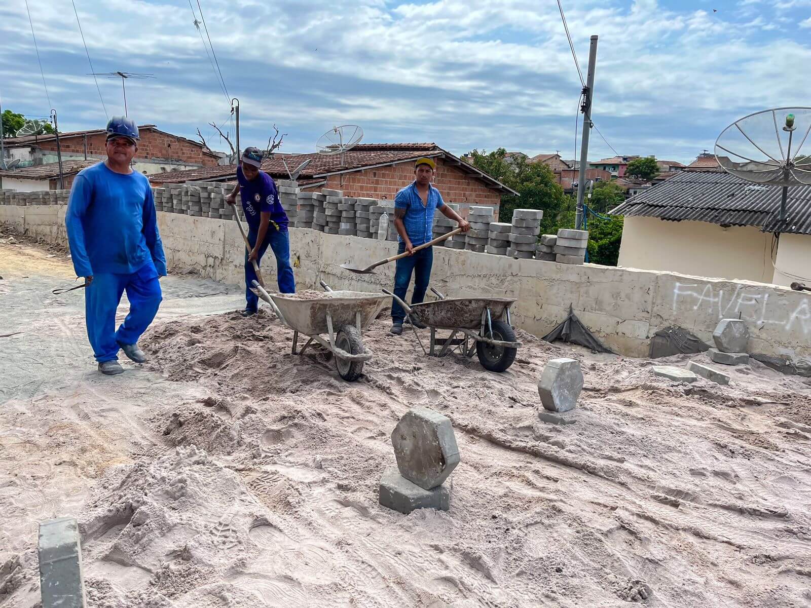 Eunápolis: obras em execução recebem vistoria da prefeita Cordélia Torres 12