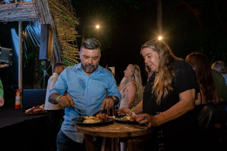 WhatsApp Image 2023-11-03 at 10.34.00 (2) HELENA RIZZO PARTICIPA DA ABERTURA OFICIAL DO FESTIVAL ESQUINA DO MUNDO EM ARRAIAL D’AJUDA 16