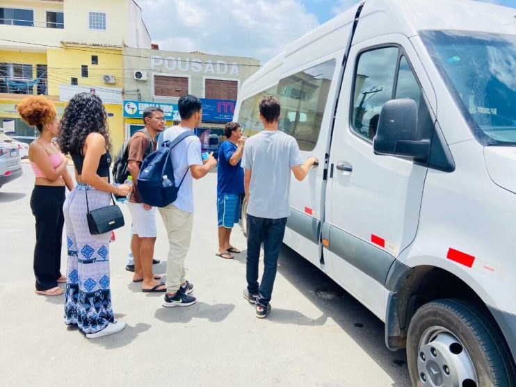 Prefeitura de Itagimirim disponibiliza transporte gratuito para os estudantes do município no 1º dia de provas do ENEM 2023 20